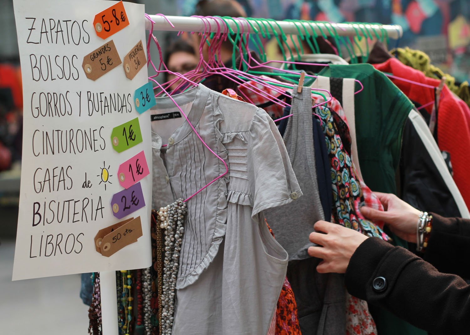 "Pusimos este puesto en el mercadillo Lost & Found para vender ropa que nos sobraba. De momento creo que podremos recuperar los 40 euros que invertimos para alquilar esta plaza y  obtener alguna ganancia." Nuria Castells, vendedora en el mercadillo de segunda mano Lost & Found (Born)